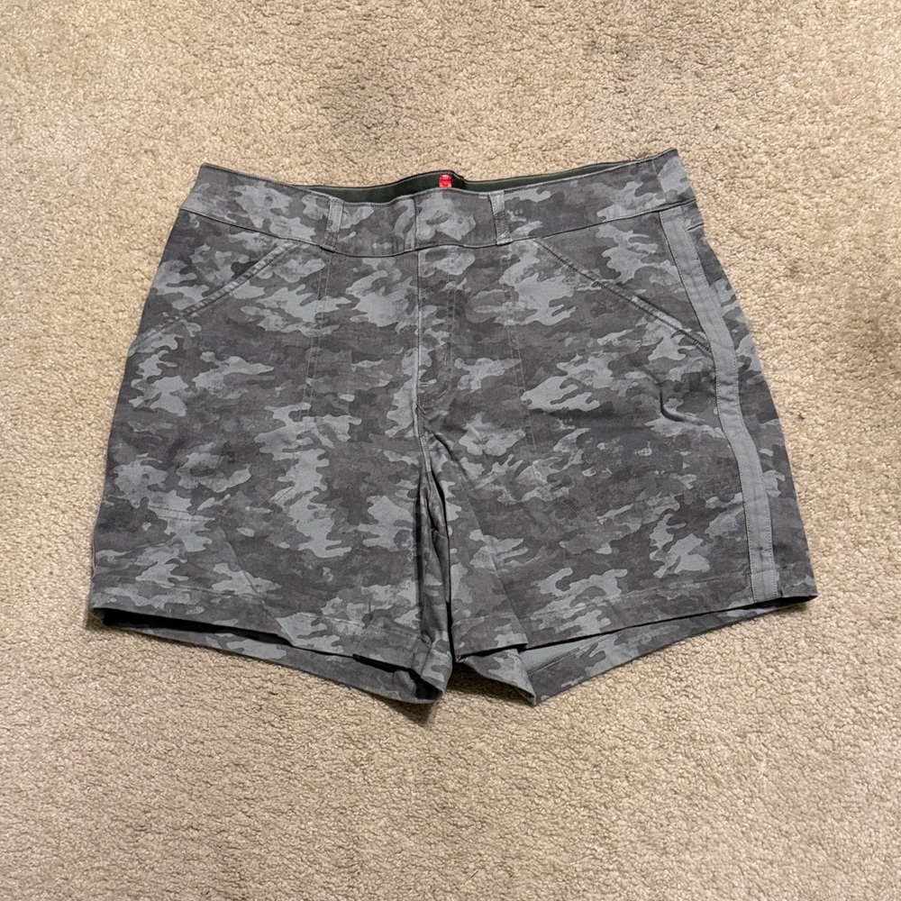 SPANX green camo stretch twill shorts - 6”.